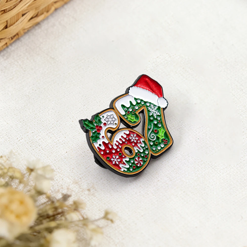 Lustige Six Seven 67 Emaille-Pin Weihnachts-Lebkuchen-Brosche Brainrot-Humor-Abzeichen Gen Alpha Slang Schmuck Geschenk für Teenager Fa – Detail 7