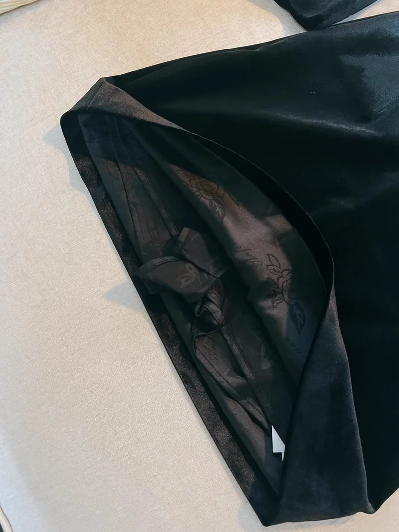 

Retro Luxury Velvet round Ne Bla Diamond Women's Top And Skirt Set Ele Faionable Two-Piece Ensemble for Ladies