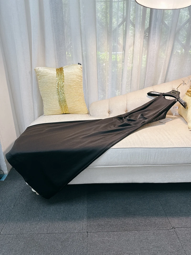 Sukienka satynowa Ele Bla z plisami modelującymi talię i wydłużonym dołem, wysoki stan, midi, dla kobiet.