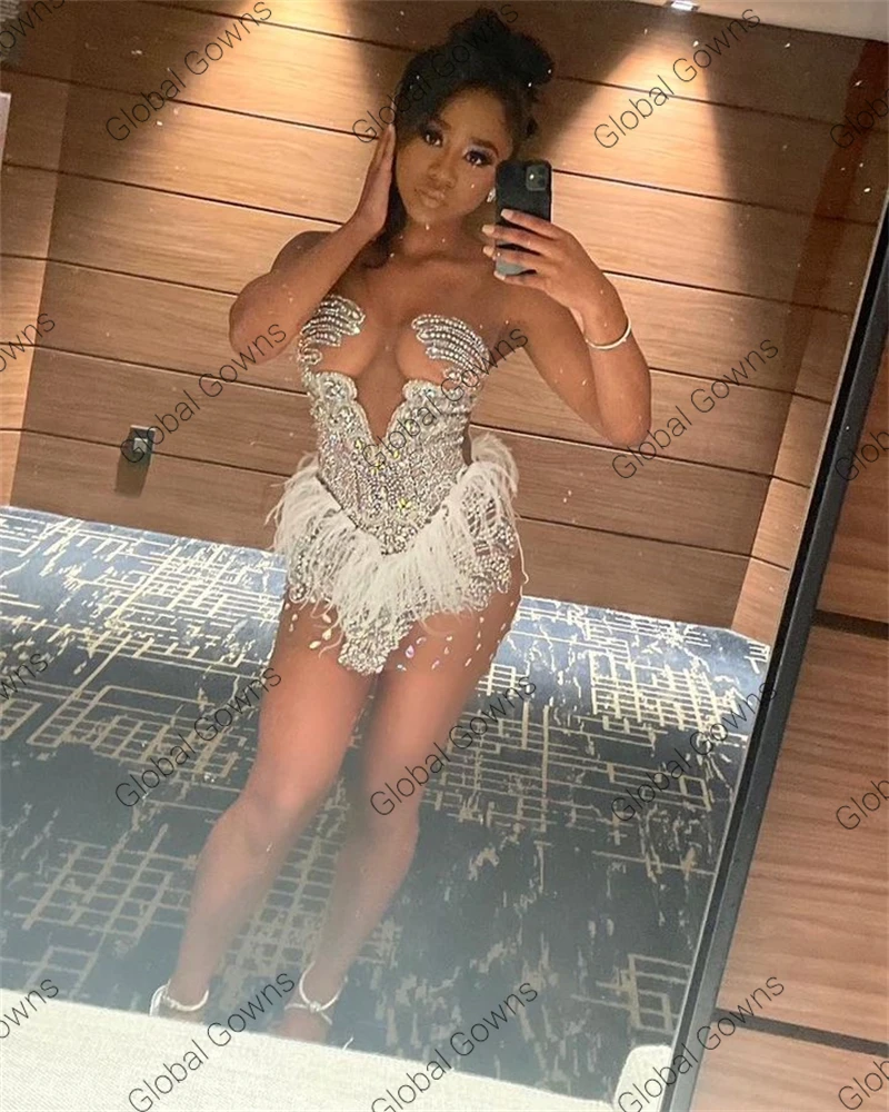 Sexy White Sheer O Neck Short Prom Dresses 2023 per Black Girls Crystal Beaded Birthday Party Dress Feathers Mini Cocktail