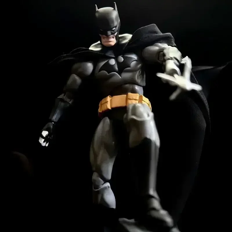 Actualmente en stock la figura CT Toys Batman es la figura de acción MAFEX 126 Batman Hush como juguete para niños