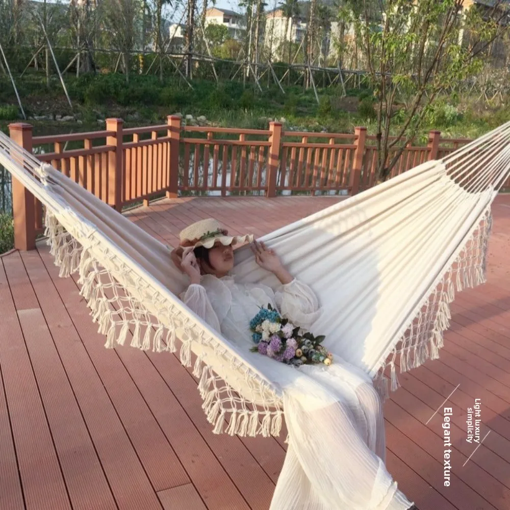 屋外ガーデンハンモックタッセルキャンバススイングチェアハンギングベッドハイキングキャンプ狩猟折りたたみハンモック写真小道具