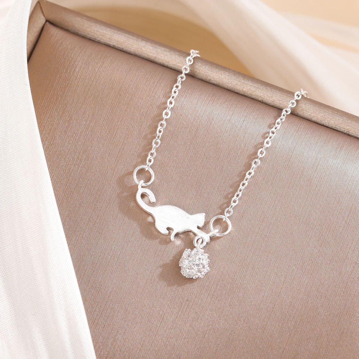 Nowa moda Cat Play Ball 925 Sterling Silver Biżuteria Osobowość Naszyjniki zwierzęce XL247 — zdjęcie 4