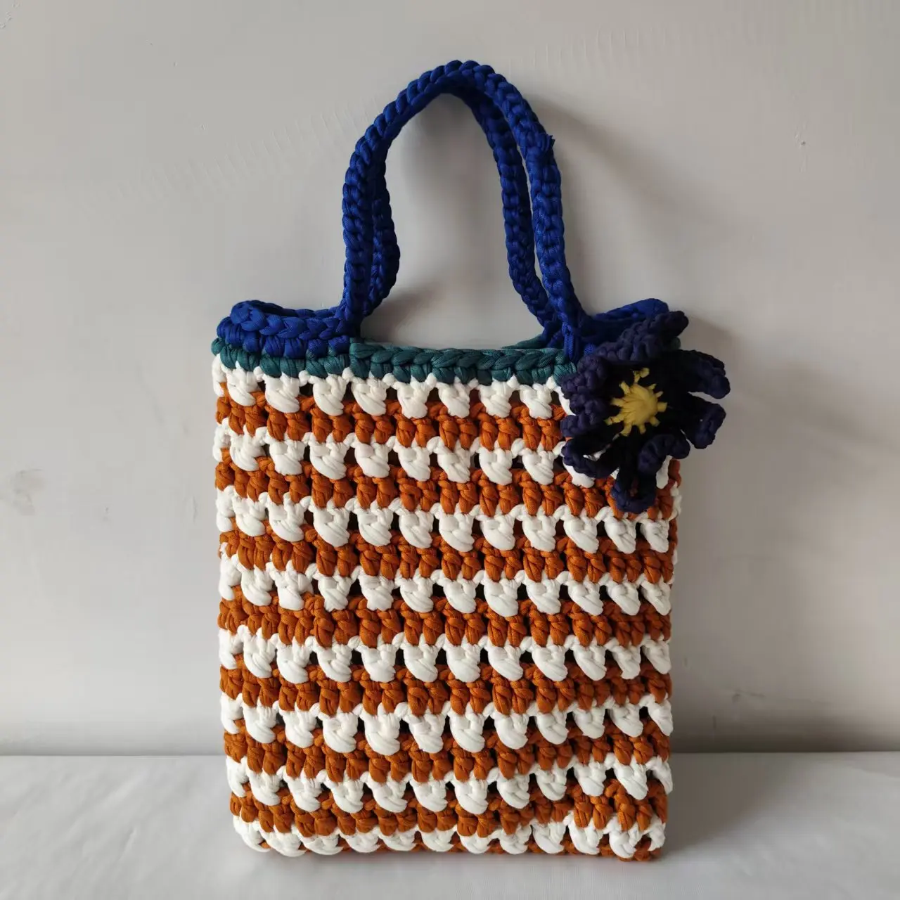 

Сумка-тоут ручной работы Yiwu Yingzi, вязаная крючком, полосатая, с цветочной аппликацией, женская сумка через плечо в стиле бохо