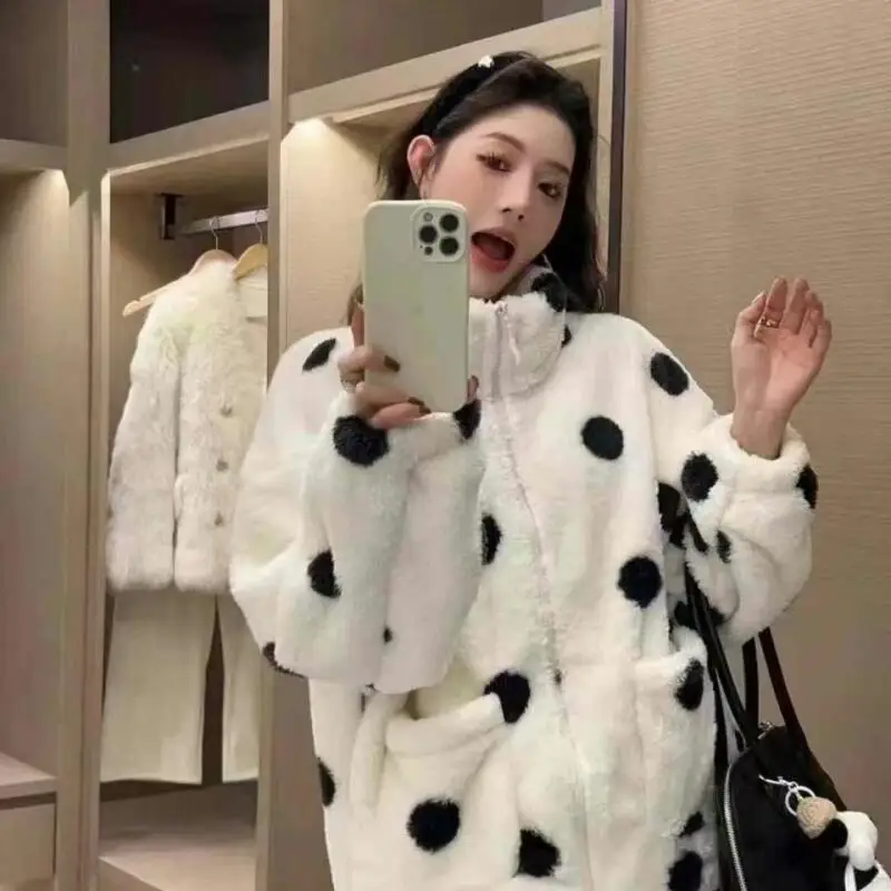 ملابس نسائية طقم بيجامات منزلية منقطة يمكن ارتداؤها كملابس خارجية مبطنة بالصوف موضة الخريف السميكة الدفء