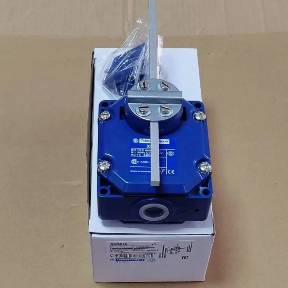 XCRE18 switches XC Standard, XCR, metal stay put crossed rods lever square rod 6 mm, 2X(1NC+NO)