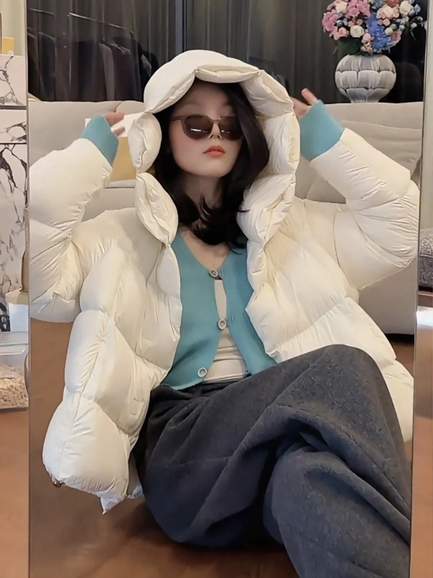 

Свободная белая пуховая куртка с капюшоном для женщин: модная, уютная, зимняя новинка из утолщенного полиэстера, с завышенной талией