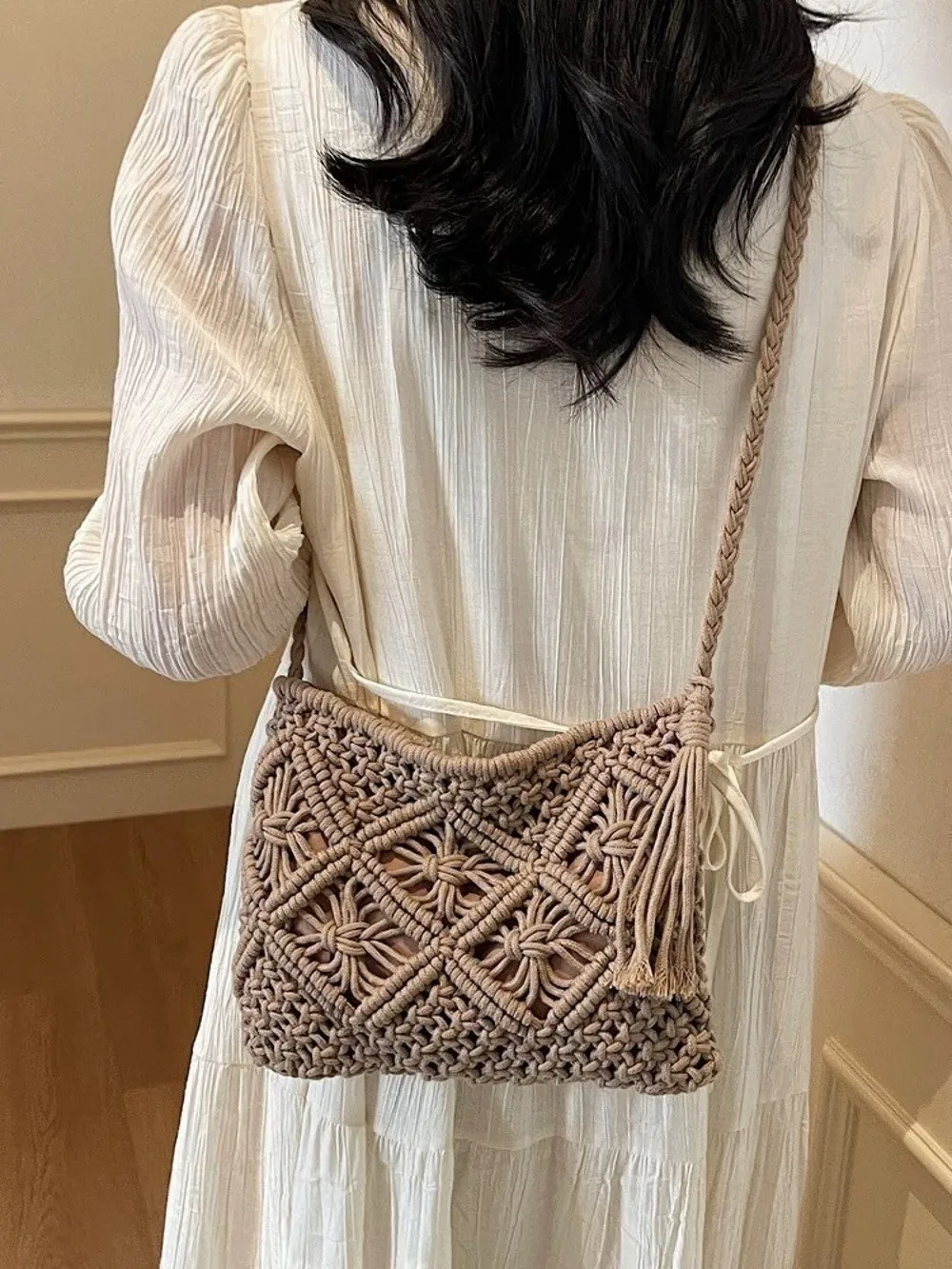Neue Retro-Style Messenger-Tasche, Ausgehöhlte Rechteckige Schultertasche mit Quaste, Umhängetasche für Reisen – Detail 5