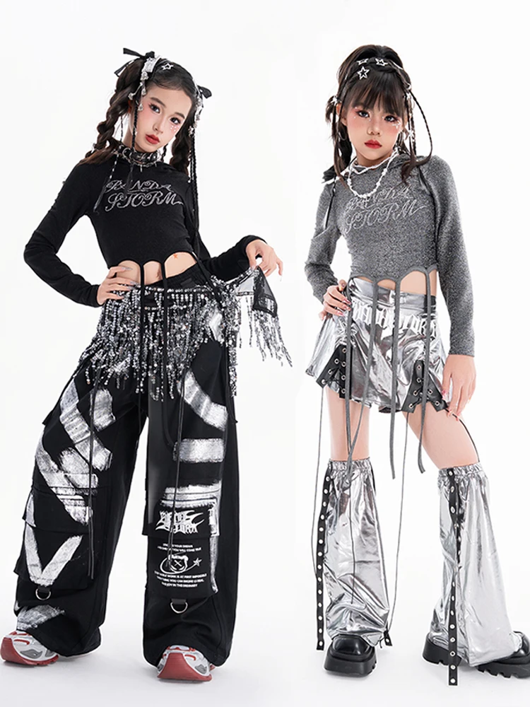 เสื้อผ้าเต้นแจ๊สเคป๊อปสำหรับเด็กผู้หญิง แขนยาว เสื้อครอปเอวลอย กางเกงขาสั้นสีเงิน กางเกงฮิปฮอปสีดำ ชุดแสดงบนเวที รุ่น BL17510