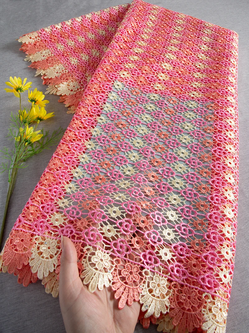 Afrikanischer Vintage-Spitzenstoff mit Blumenmuster – rosa und beige Ombre-Guipure-Spitze für Partykleider und Hochzeitskleider