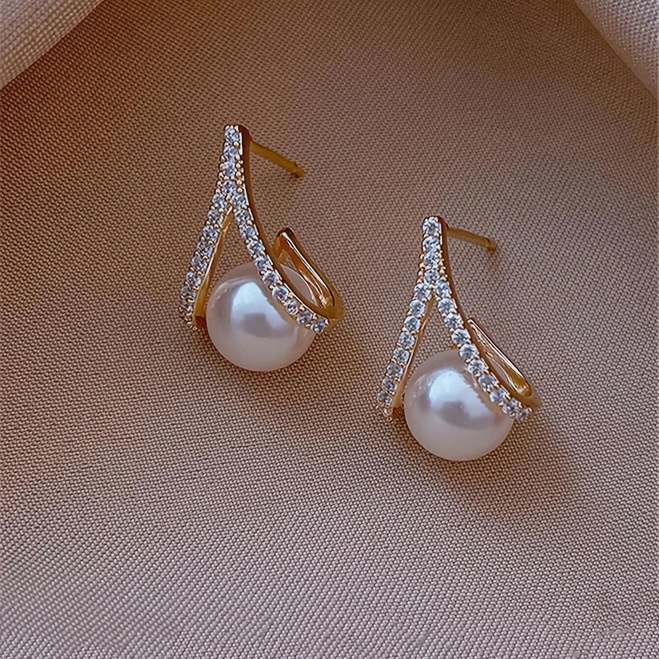 Minimalist and Fashionable Women's Earrings, Pearl Inlaid with Rhinestones, Sparkling Earrings, Versatile Girl Earrings