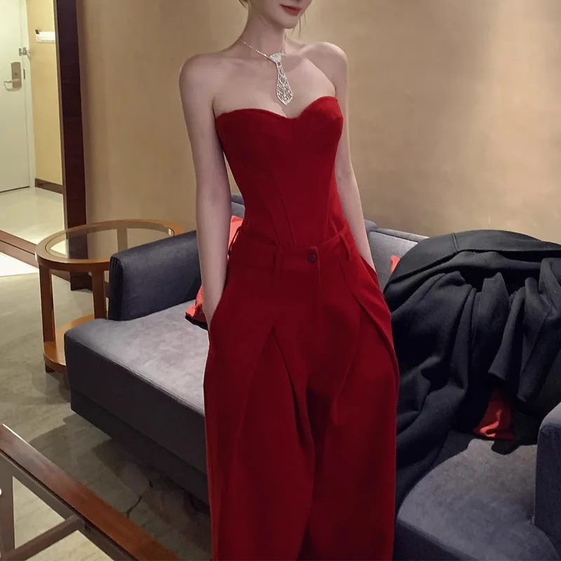 

Комплект: топ с вырезами и утягивающие брюки с высокой талией, осень-зима 2025. Модный повседневный спортивный костюм.