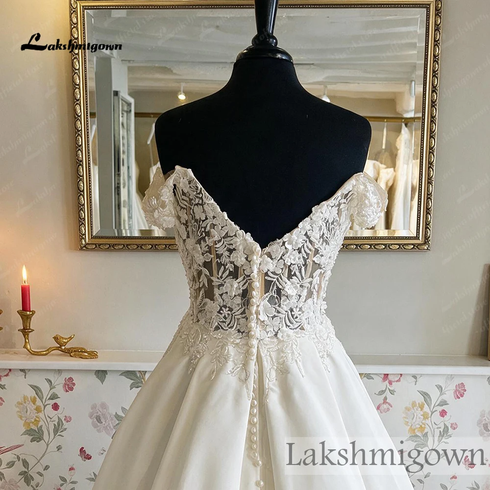 Lakshmigown Brautkleid mit freiem Schulterbereich, Perlen, floraler Spitze, Illusionsoberteil, Satin, mit seitlichem Schlitz, nach Maß gefertigt. – Detail 10