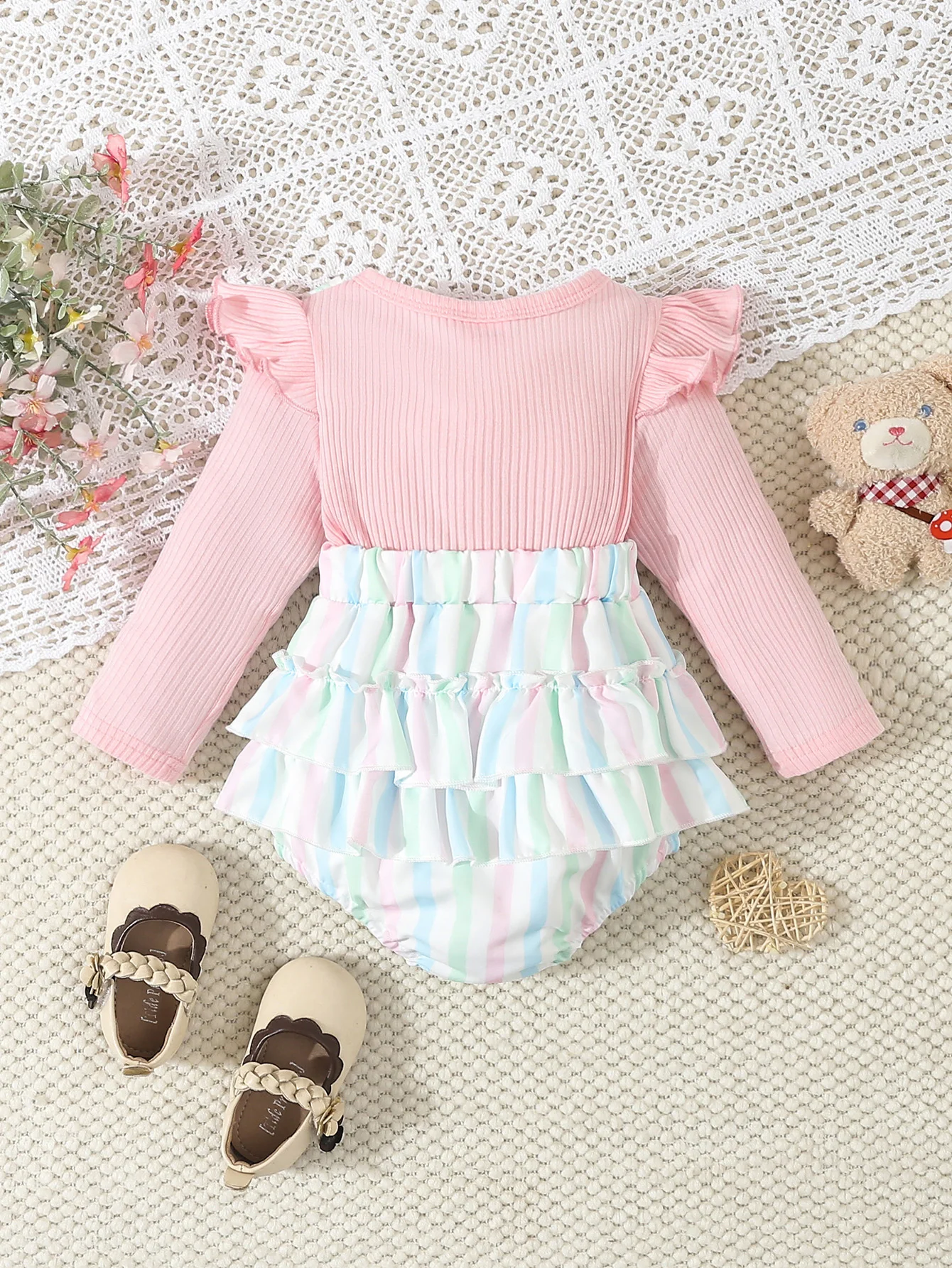 Baby girl autum\'s cute stereo bow bear patch embroidered sweet small flying sleeves stripesd overalls fake two-piece ruffled one-piece briefs crawl