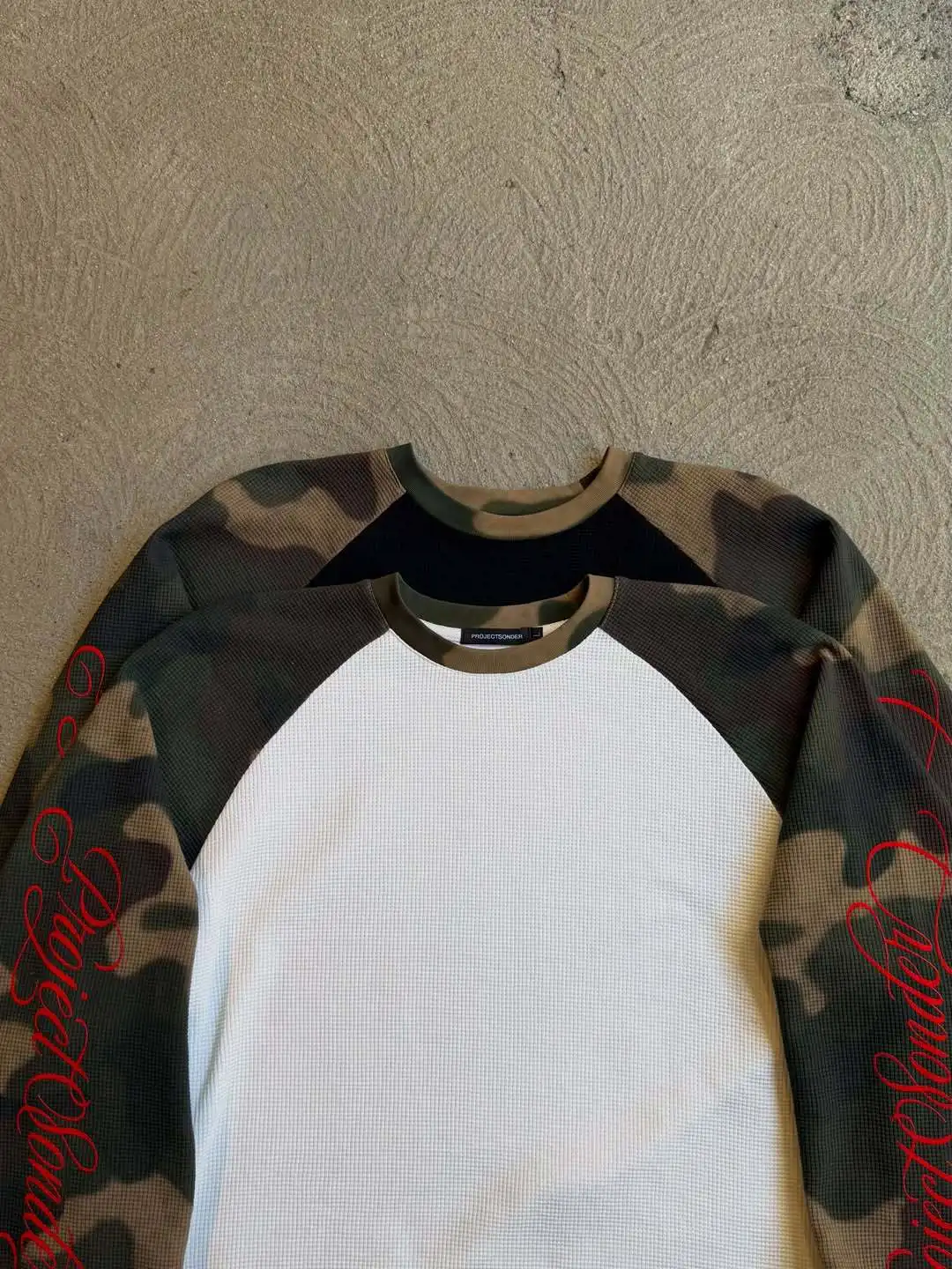 Amerikanisches Camouflage-T-Shirt mit Farbblock-Ärmeln, Vintage High-Street-Design, Nischenmode, Langarm-Oberteil für Herren – Detail 5