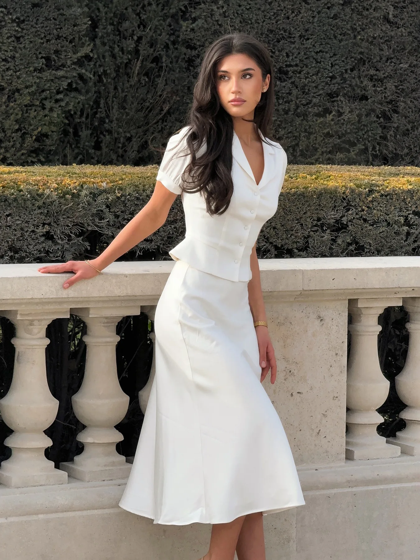 طقم نسائي أبيض مكون من قطعتين تنورة حورية البحر أنيقة وأكمام منتفخة وطية صدر السترة ملابس مكتب للسيدات بدلات نسائية على الموضة