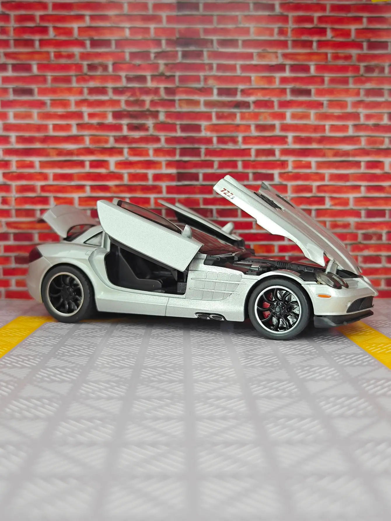 1:32 Mercedes Benz SLR modelo de coche de aleación ornamento, puertas y capó de motor, el maletero se puede abrir, regalo de coche de juguete para niños