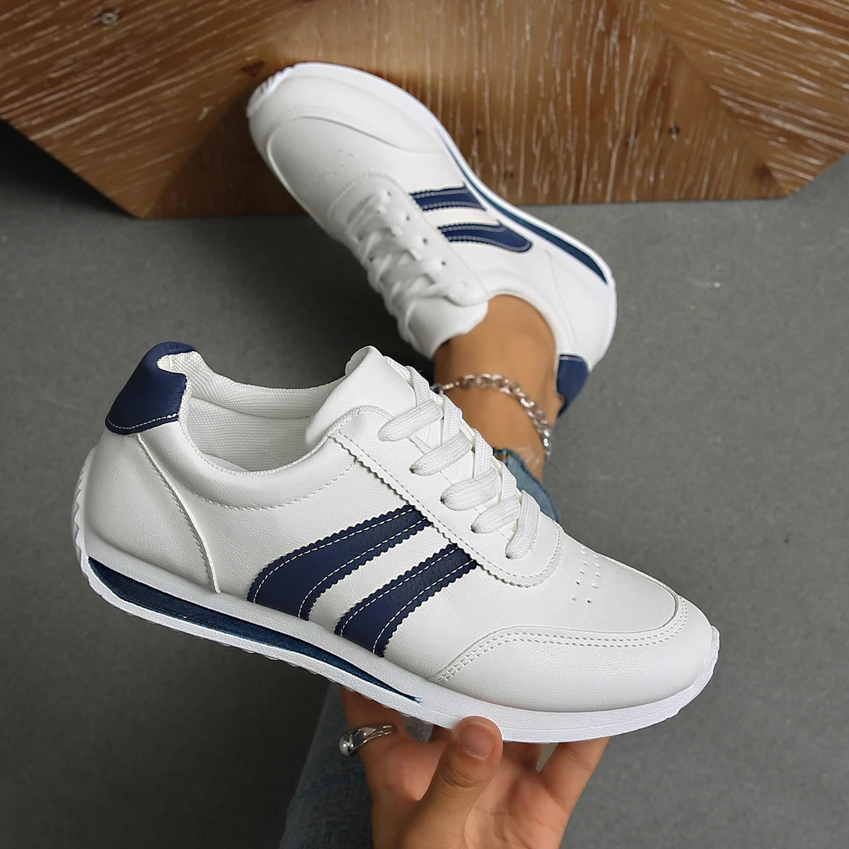 

Women's sports shoes casual outdoor soft leather jogging shoes lightweight lace up breathable walking shoes