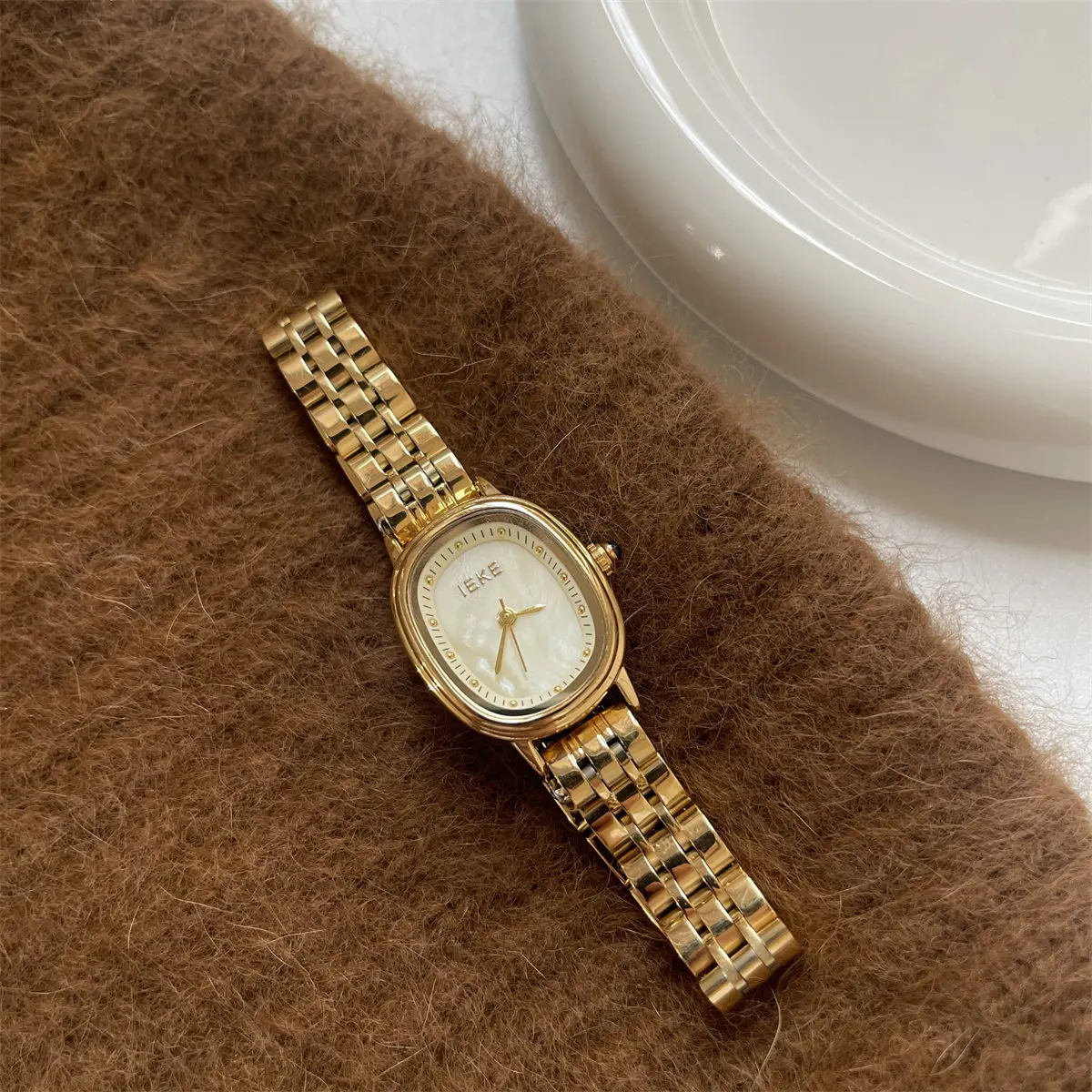 

Новые женские часы, простые, но изысканные, с элегантным овальным дизайном, небольшим корпусом золотого цвета и ремешком-цепочкой из нержавеющей стали.