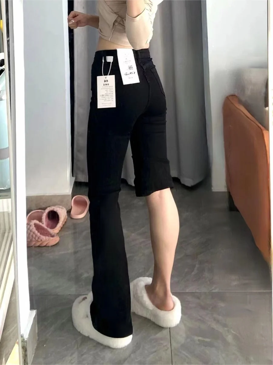 Jean femme pantalon jean jeune femme vêtements empilés à volants plissé drapé fendu fente asymétrique détail côté femme Denim