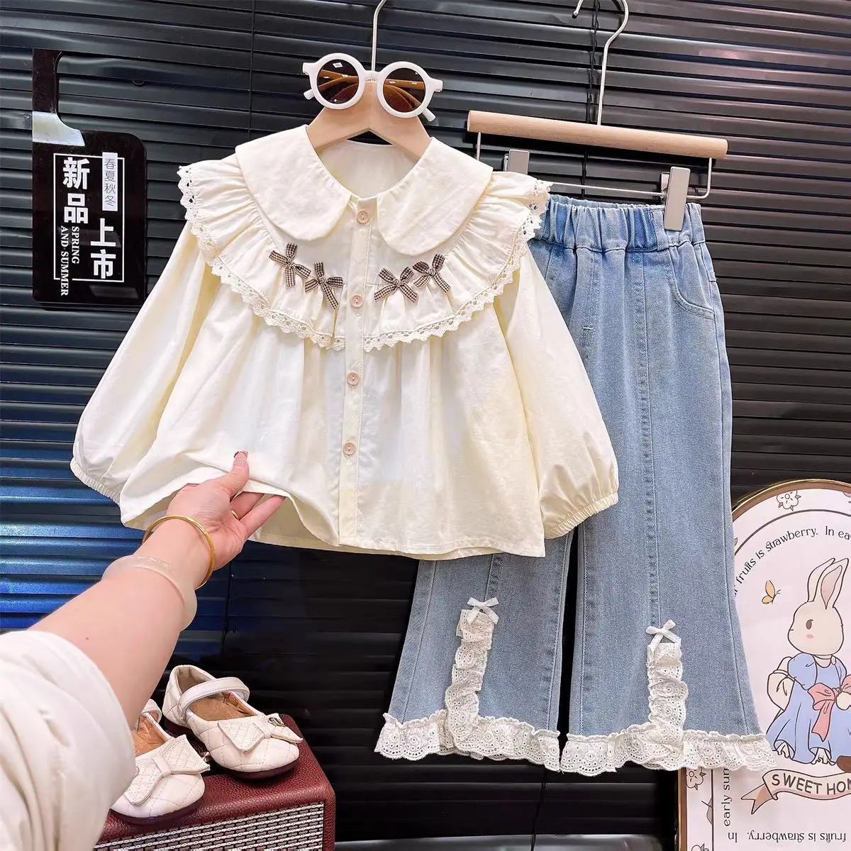 Mädchen-Set mit Schleifenbesatz, Spitzen-Patchwork-Oberteil & Jeans – 2-teiliges Freizeitoutfit mit Rüschenärmeln für Kleinkinder und Kinderkleidung für Mädchen – Detail 2