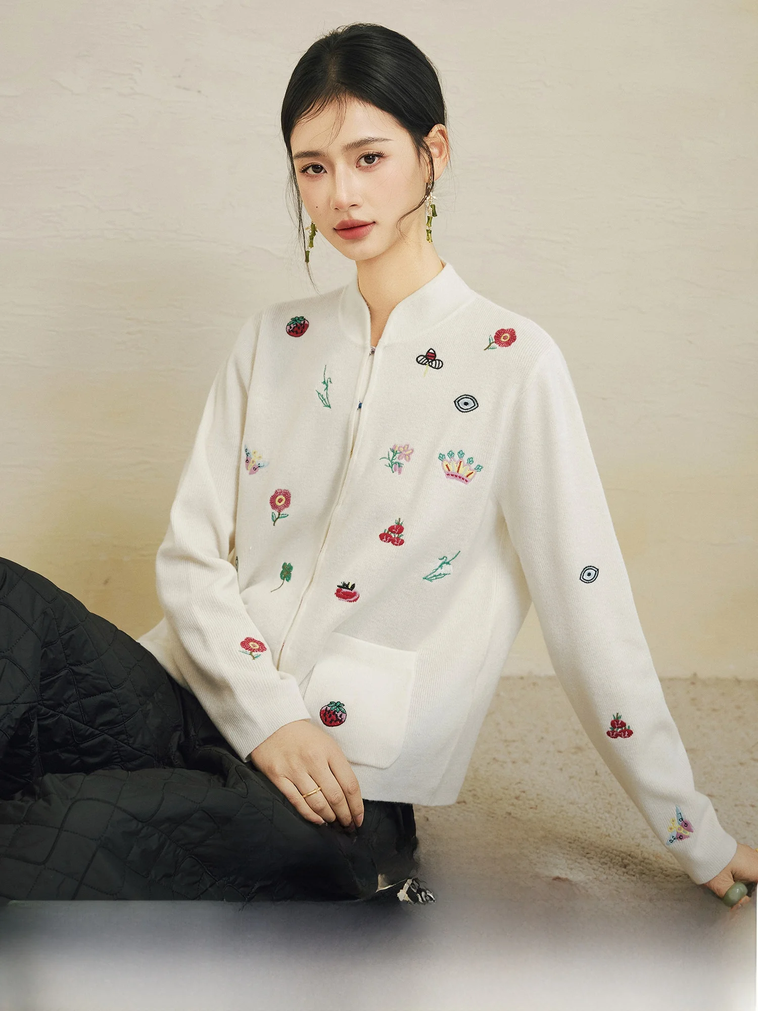 

Мягкий, тонкий, полностью шерстяной вязаный свитер с вышивкой, воротником-стойкой, женский кардиган свободного кроя с растительным и цветочным узором для осени и зимы