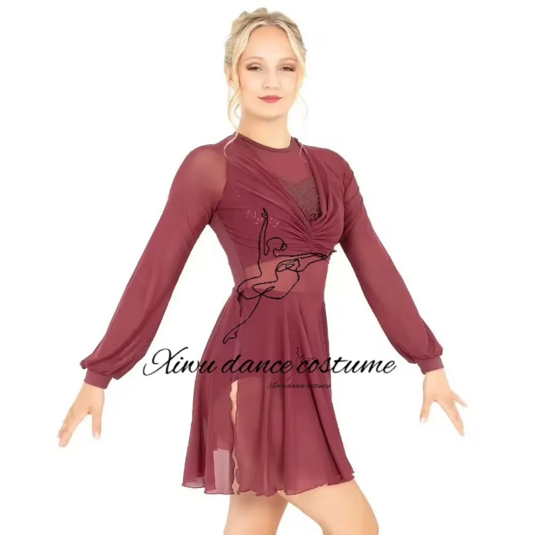 

Элегантное бордовое платье для лирического танца с длинными рукавами, прозрачным сетчатым лифом, драпировкой спереди и юбкой с высоким разрезом