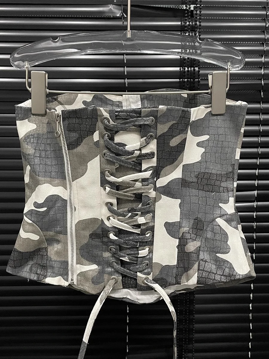 TWOTWINSTYLE Camouflage Sexy Set a due pezzi per le donne Risvolto senza maniche Top a vita alta Minigonna Chic Set dimagranti Donna Nuovo