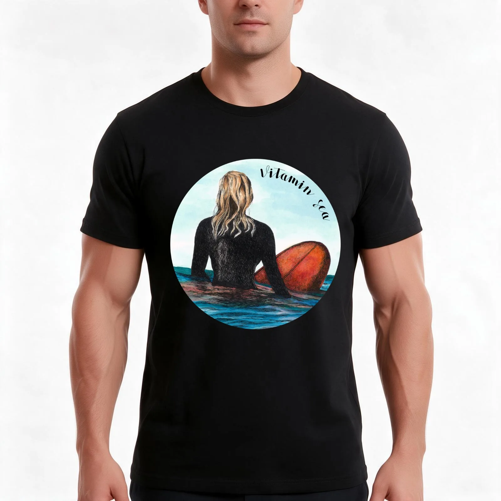 Vitamin Sea: camiseta de verano con estampado gráfico de estilo vintage, de algodón, para uso casual, con la imagen de una chica surfista rubia con una tabla de surf naranja en aguas azules.