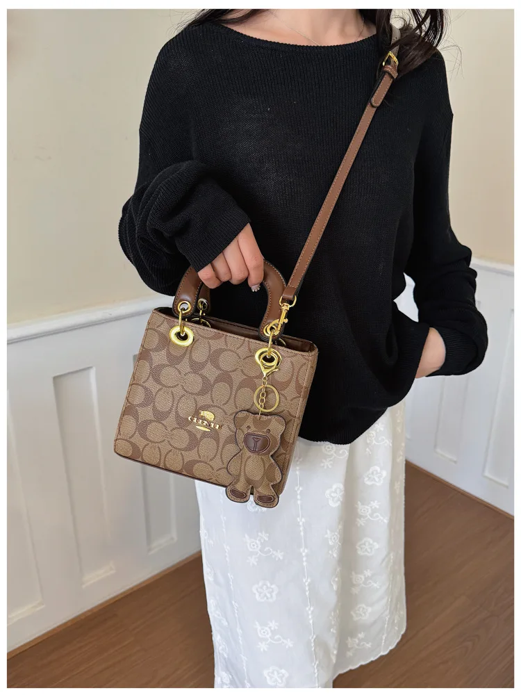 Luxuriöse Damenhandtasche im Vintage-Stil mit klassischem Monogramm, modische Designer-Tragetasche mit Bären-Anhänger für den Alltag und Verabredungen – Detail 10