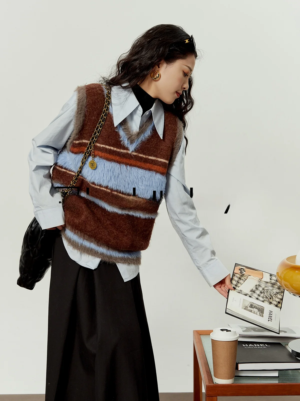 

Свободный вязаный жилет-топ женский с V-образным вырезом в стиле ретро, цветной, модный, для многослойных образов, оригинальный дизайн, весна 2024