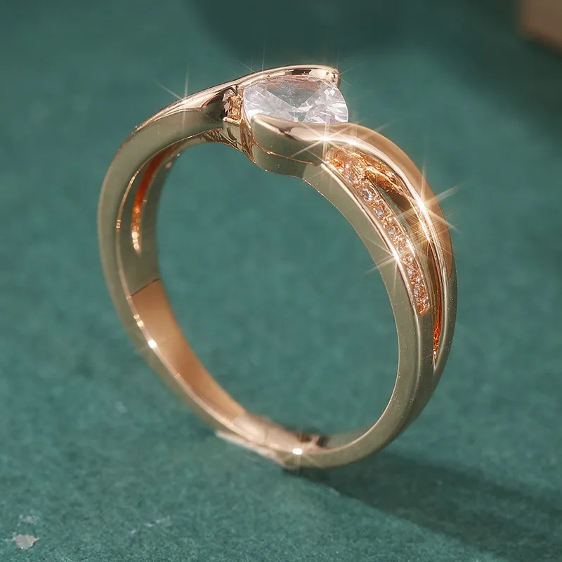 Wunderschöner goldfarbener, mit weißen CZ-Steinen besetzter Damenring, geometrischer Schmuck für den täglichen Gebrauch, Partyschmuck – Detail 3