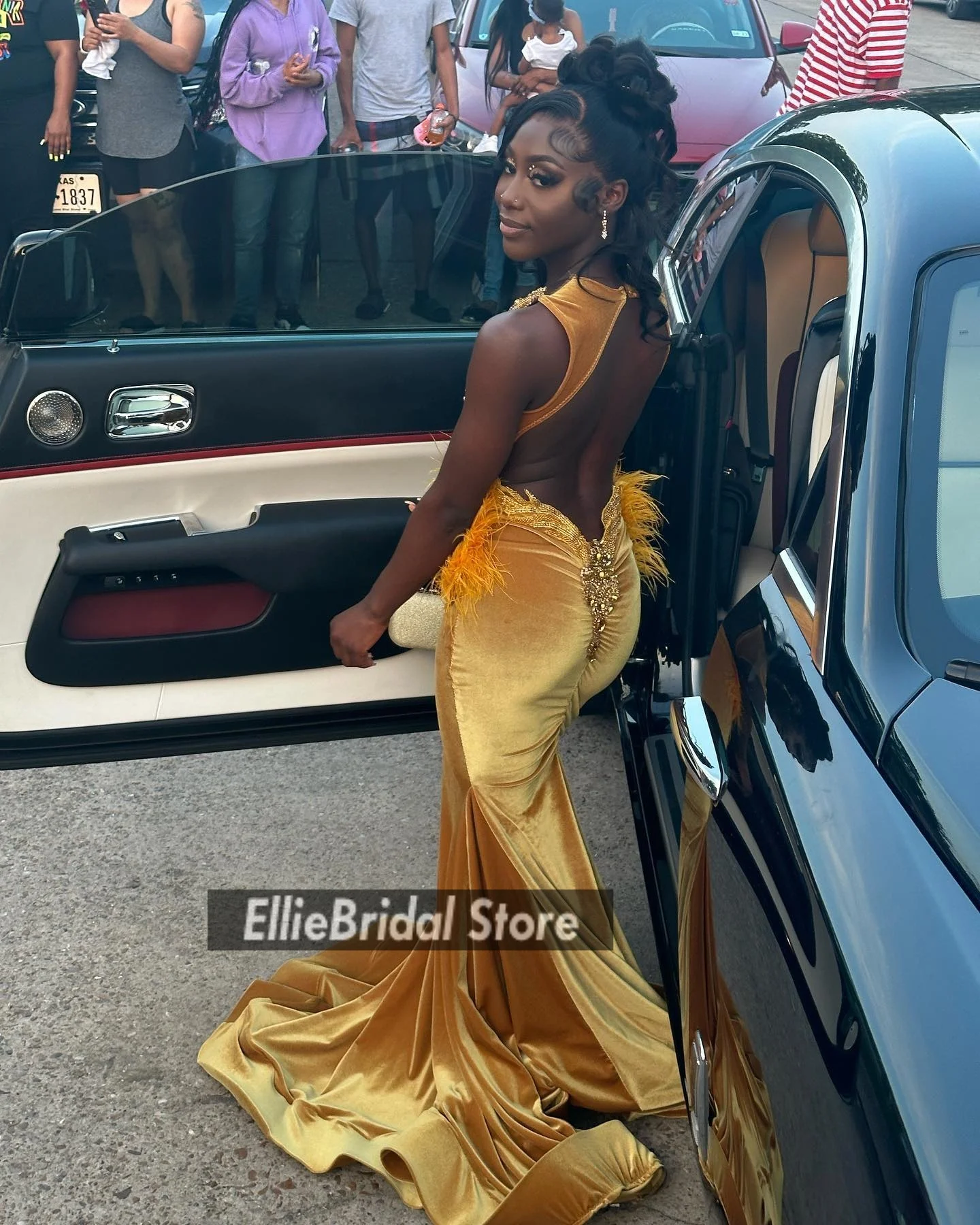 Vestidos de baile de cristal dourado 2025 para meninas negras elegantes vestidos de festa de sereia penas de veludo vestidos de graduación personalizados