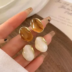 Nowe kolczyki sztyfty Maillard French Amber Color Irregular Geometric Stones dla kobiet Prosta, wyjątkowa biżuteria dla dziewczyn Prezent świąteczny