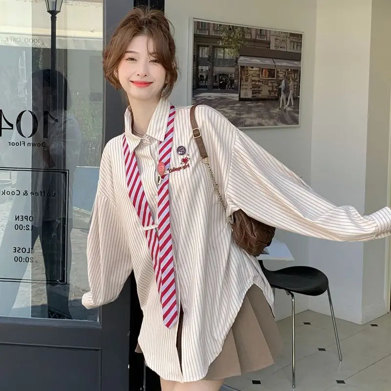 

Свободная женская рубашка в полоску с длинным рукавом, повседневный стиль, модный дизайн для многослойных образов, корейская версия, стройнящий силуэт, в студенческом стиле, трендовая