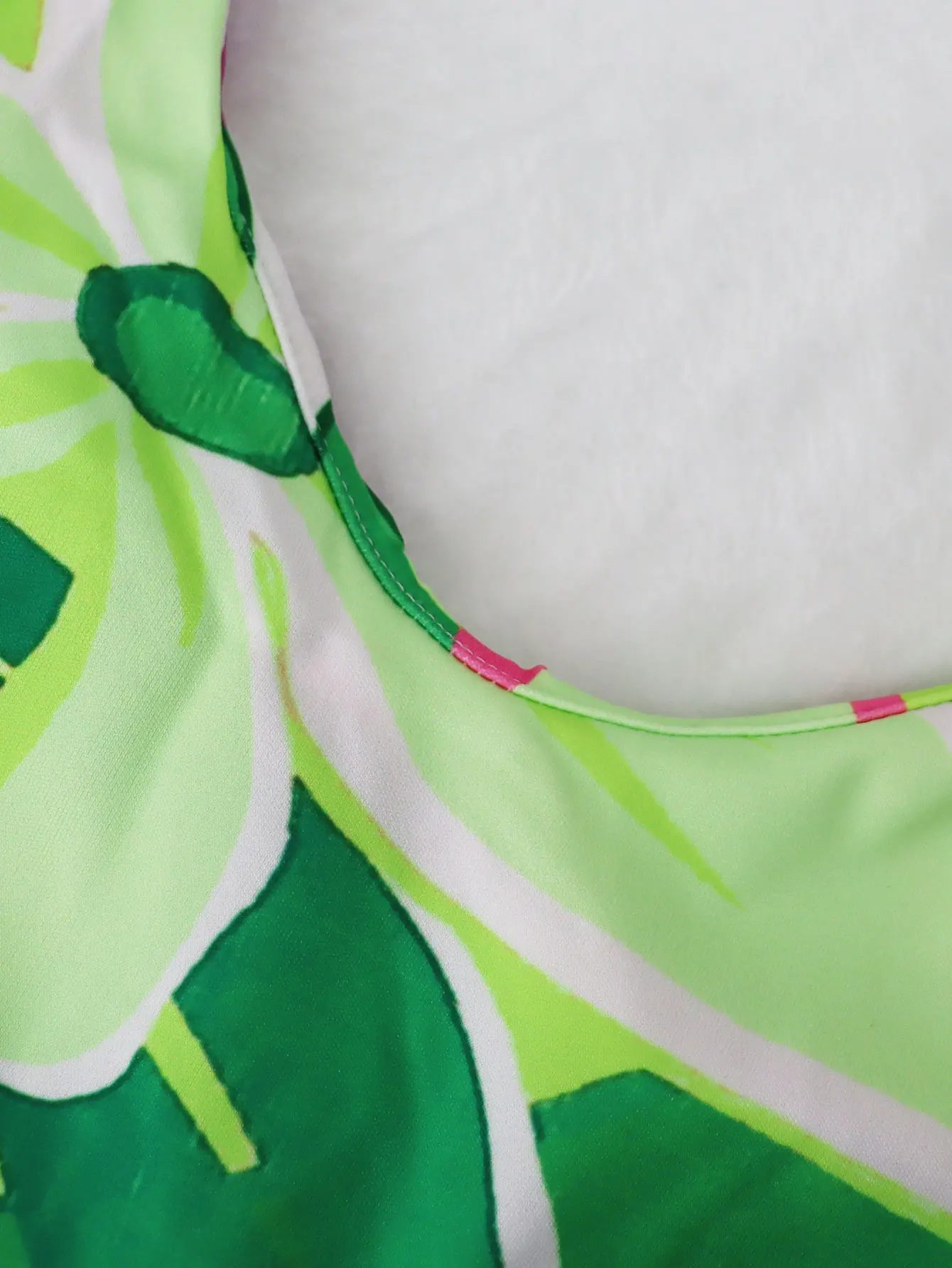 Sommerliches Kleid mit Spaghettiträgern und tropischem Print |   Slim-Fit-Maxikleid mit V-Ausschnitt und Schlitz |   Sexy Urlaubs-Strandkleid für Damen