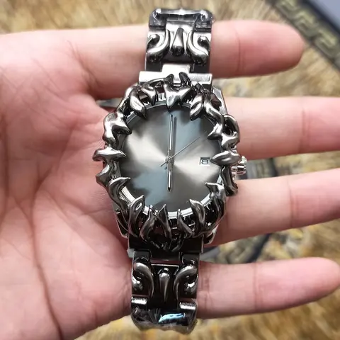 Retro Classic Claw Wristwatch Dark Gothic Style Special Shaped Calendar Quartz Watch Fashion Accessory Gift