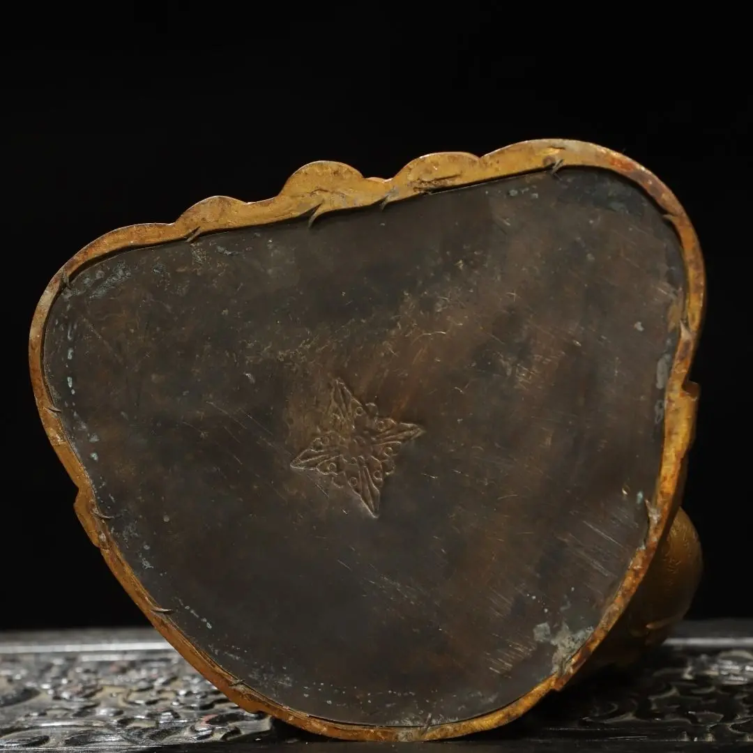 Copper gilt Sakyamuni 21 cm high, 16 cm wide, 14 cm thick and weighed 1.8 kg