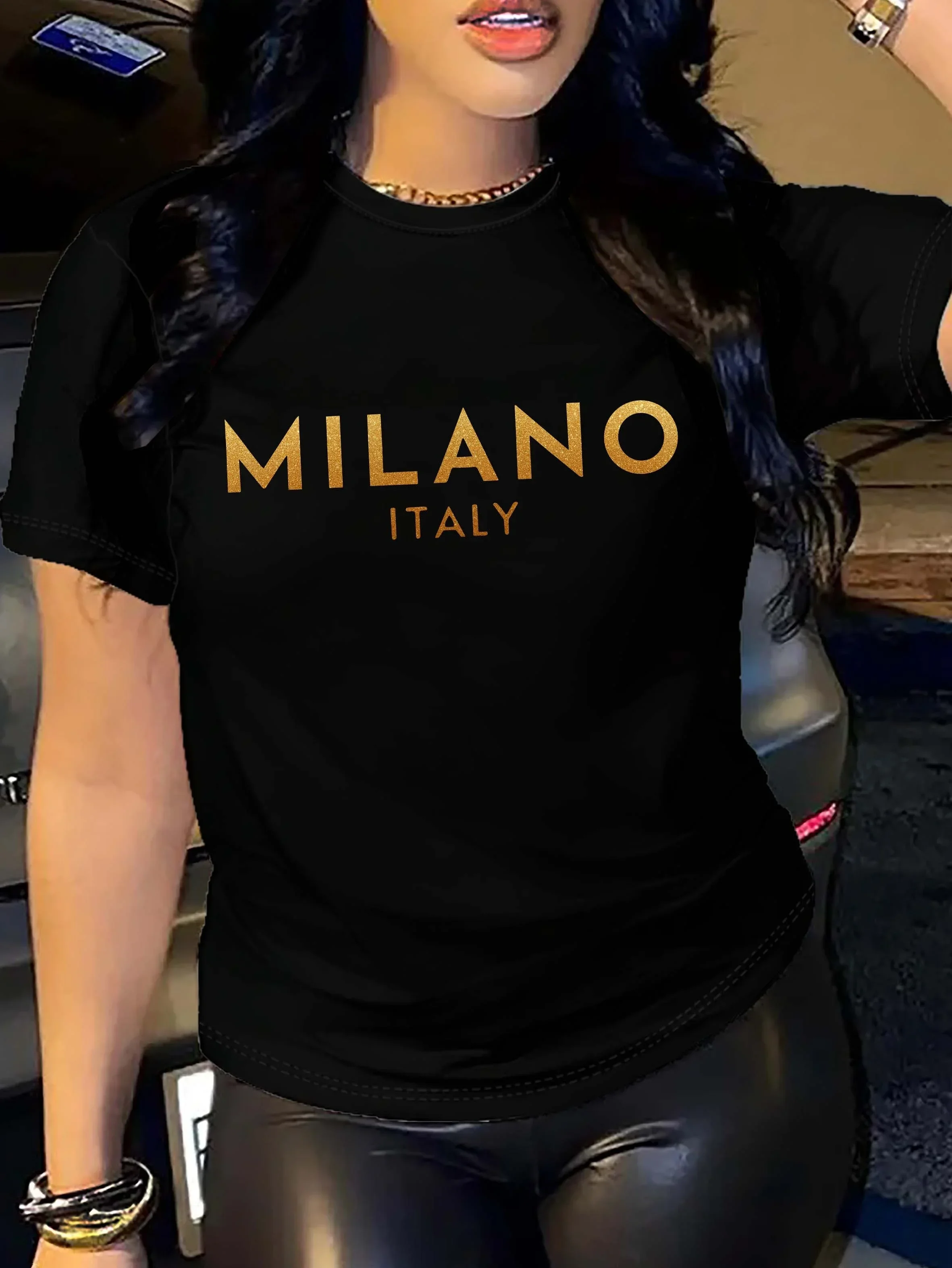 Luxusmarke Milano Letter Print Damen T-Shirt Stilvolle Freizeitkleidung für den Sommer Leichtes, atmungsaktives O-Ausschnitt-Top Modekleidung