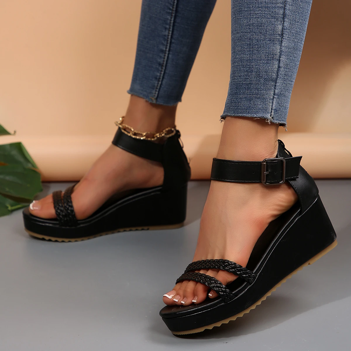 

2025 summer women's new muffin thick bottom large size fashion woven sandals non-slip wear light commute