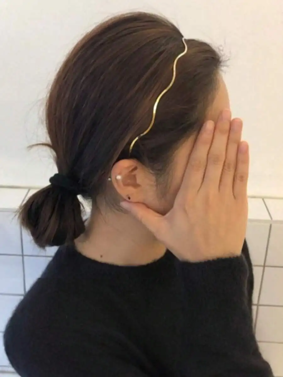

Wavy Thin Metallic Hair Band For Women, Geometric Curved Design In Gold-Color Finish, Stylish Accessory For Daily And Party Use