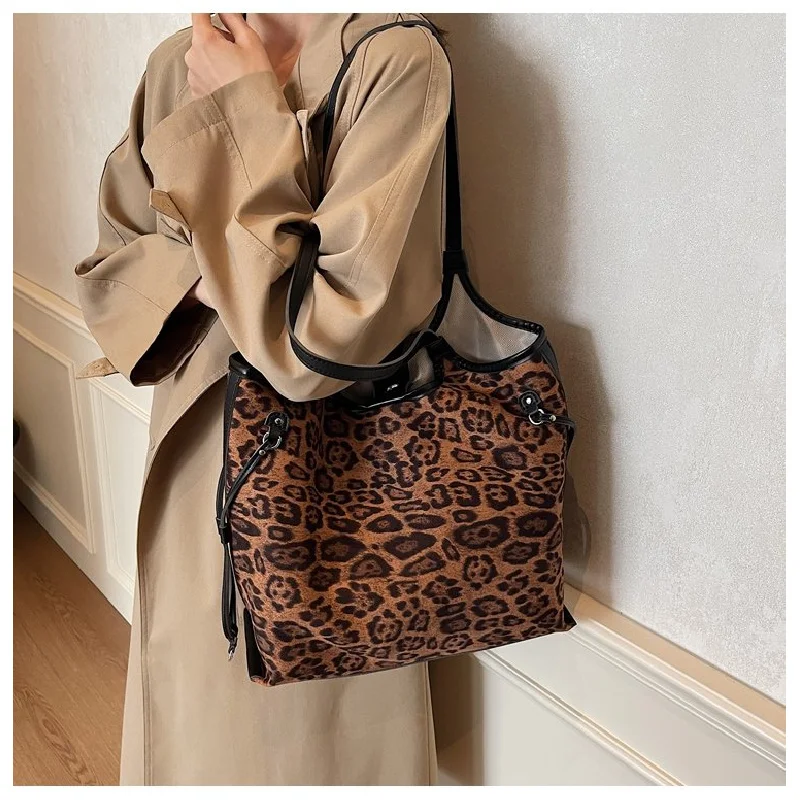 세련된 여성용 가죽 핸드백, 캐주얼하고 트렌디하며 세련된 데일리룩을 자랑합니다. ​