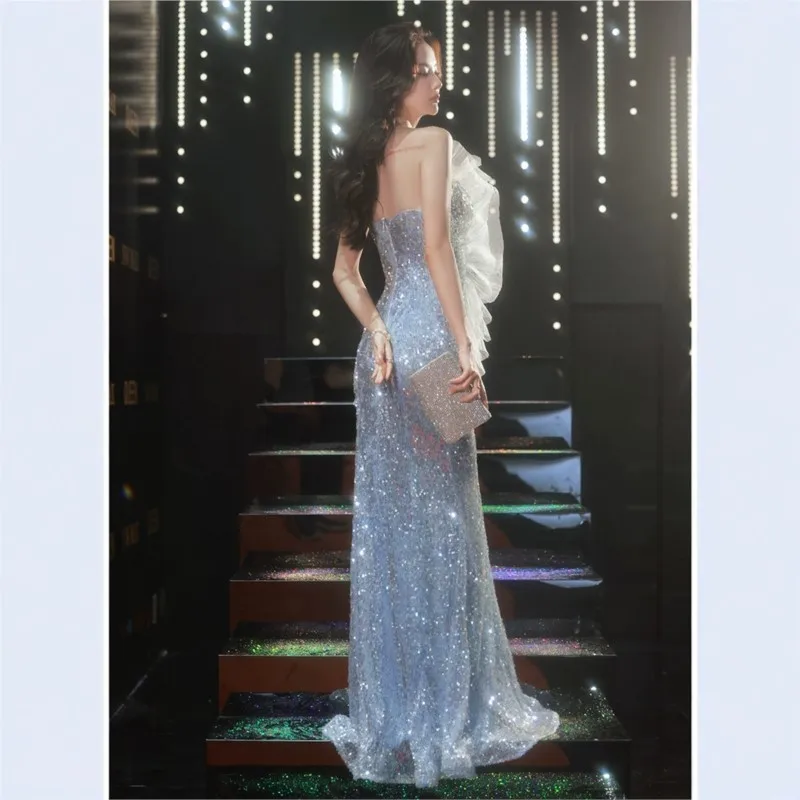 O novo senso de design hospedará um vestido de performance de passarela de rabo de peixe sem alças azul gradiente