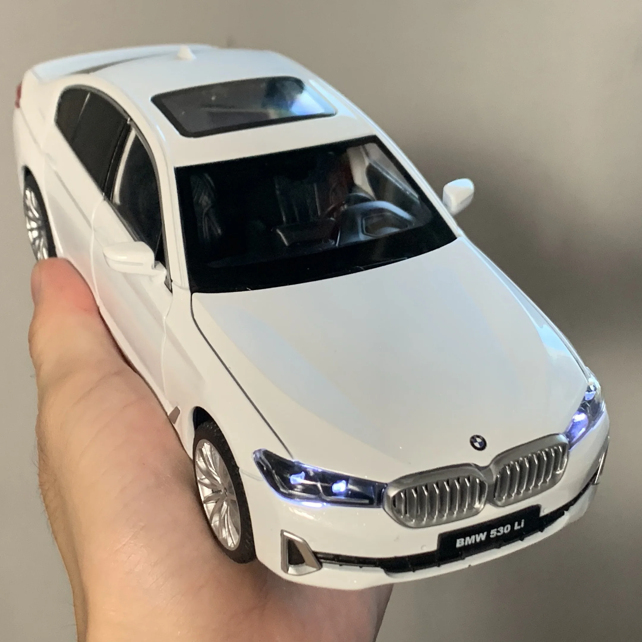 5 Series 530i 1/24 ダイキャストモデル 5 Series 530i 1/24 ダイキャストモデル BMW 5シリーズ 530 1/24 約