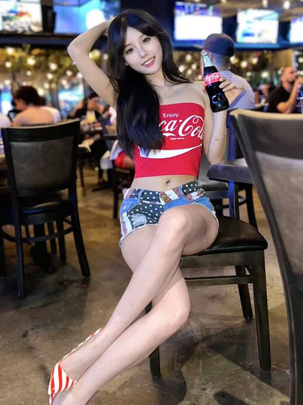 กางเกงยีนส์ขาสั้นเอวต่ำสำหรับผู้หญิง สไตล์เซ็กซี่ ร้อนแรง เหมาะสำหรับใส่ไปเที่ยวคลับ ดีไซน์เจาะรู แฟชั่นฤดูร้อน สไตล์ลำลอง ทรงขาตรง กางเกงยีนส์ขาสั้นสุดฮิต