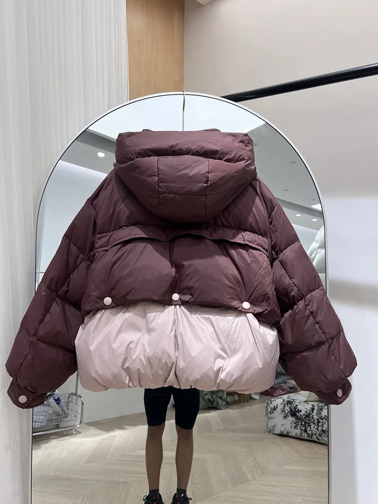 سترة نسائية بغطاء للرأس بألوان محظورة طراز قصير لشتاء 2025 موضة جديدة تصميم زر خلفي سترة بيضاء من أسفل البط