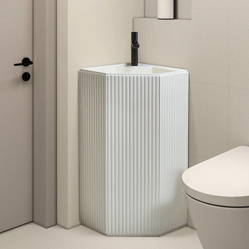 

Cream-colored wind wall, corner washstand, integrated floor-to-ceiling wash basin