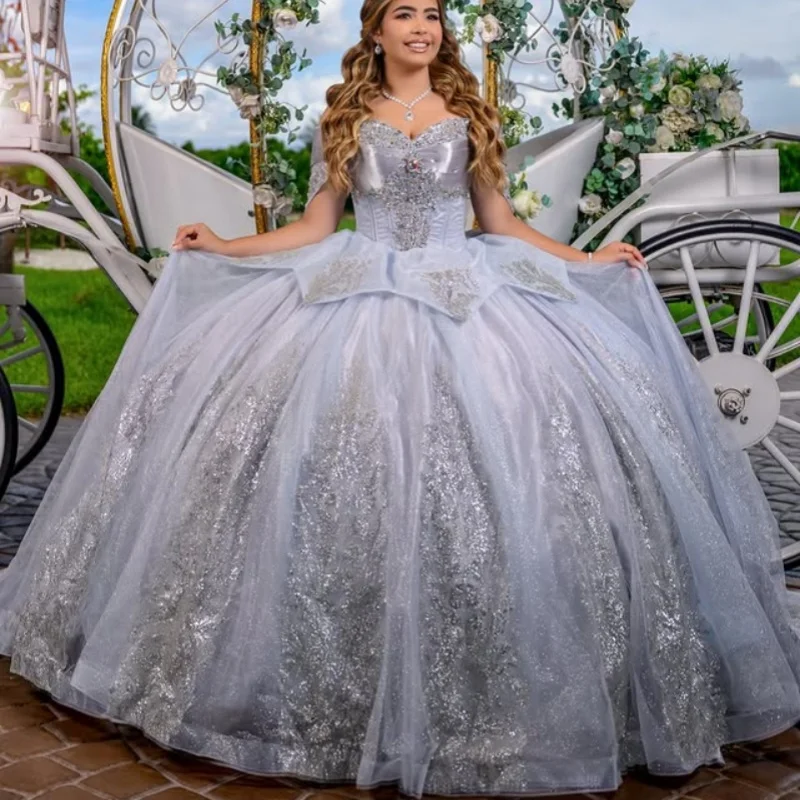 

Блестящие серебристо-серые платья Quinceanera с открытыми плечами, блестящая наклейка, тюль с кристаллами и длинным хвостом, бант, платье 15, Quinceanera, на заказ