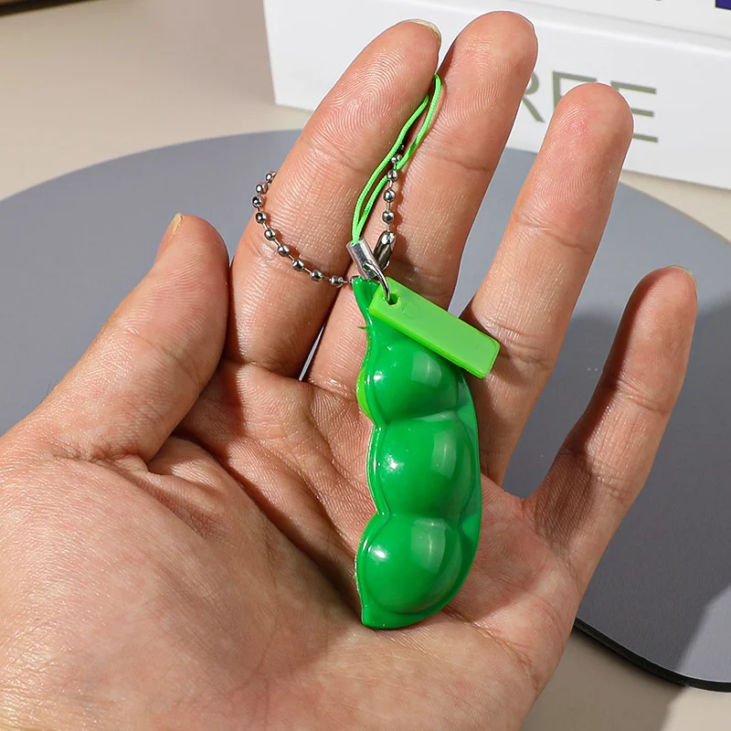Zestaw 6 zabawek antystresowych typu fidget, ściskane fasolki sojowe, zabawne zawieszki, ekstrudowane edamame, koraliki do kluczy i telefonów komórkowych.