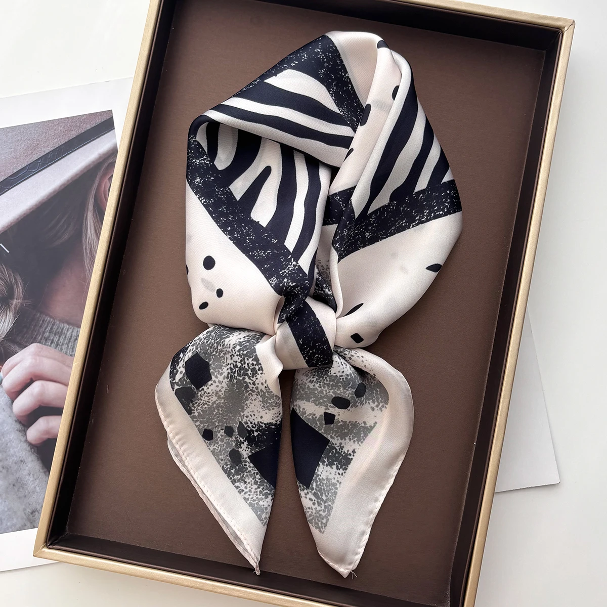 高級スクエアスカーフ女性のためのファッションレディースヒジャーブ 70*70 センチメートルエレガントなネッカチーフバンダナソフトステインフェイクシルクスカーフショール